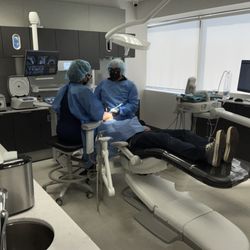 Sam I Naim, DDS - Periodontics & Dental Implant Center - Comfortable treatment in our state of the art surgical suite.
