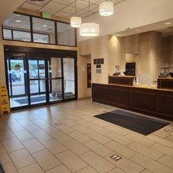 Comfort Inn & Suites Plainville-Foxboro - Entering