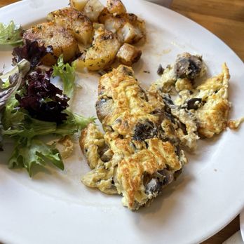 Liliha Bakery - Breakfast & Brunch Near Me - Honolulu, Hawaii