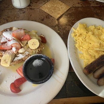 Momo's Cafe - French Toast Sandwich w/ Fresh Fruit - American Near Me - Vallejo, California