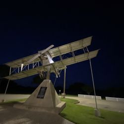 Bay Street Park - Plane statue