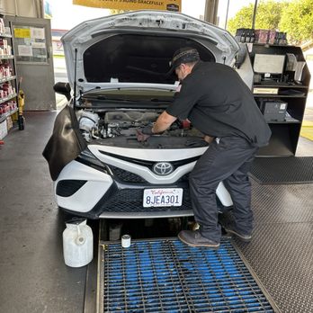 Oil Changers - Shawn working and Sam under. - Oil Change Stations Near Me - Santa Clara, California Oil Changers - Shawn working and Sam under. - Oil Change Stations Near Me - Santa Clara, California