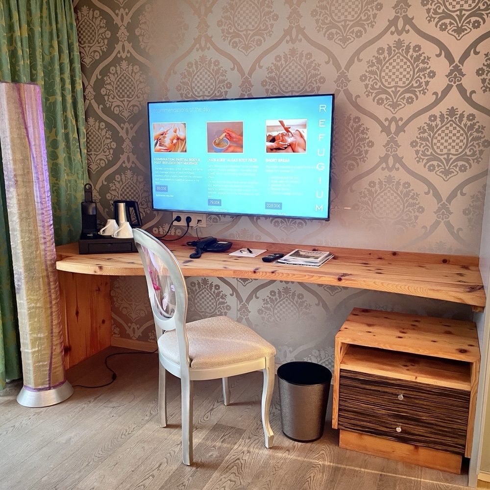 Hotel Krallerhof - Furstenhof room-- Desk area - Hotels Near Me - Leogang, 5