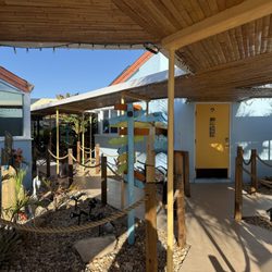 Kon-Tiki Motel - The walkways were all covered to the rooms.