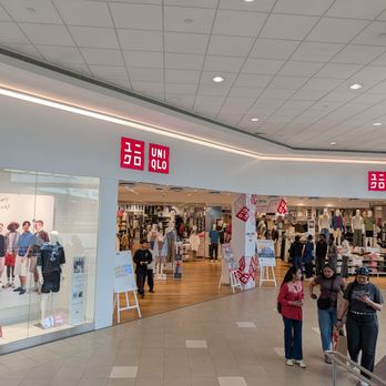 Uniqlo - Storefront - Women's Clothing Near Me - Winnipeg, Manitoba Uniqlo - Storefront - Women's Clothing Near Me - Winnipeg, Manitoba