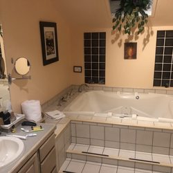Shaker Mill Inn - Large Jacuzzi tub in bathroom