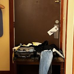 Harbor Lite Lodge - Used a piece of furniture in lieu of missing latch. Not great in case of fire.