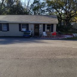 Front of the this adorable bakery