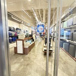 Samsonite Outlet - Empty store