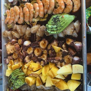 Sabrositos Del Mar - Charola House Specialty w/ Scallops, Tuna, Cooked & Cured Shrimp, Octopus, Blood Clams, Mango and house salsa! - Seafood Near Me - Zapopan, JAL
