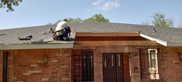Sanchez Roofing Logo