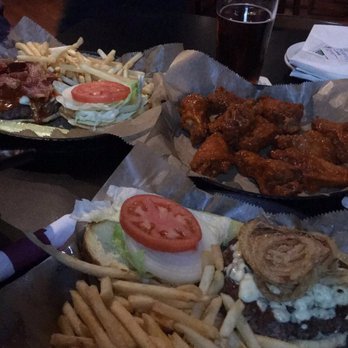 601 Bar and Grill - Blue Onion straw Cheeseburger,wings and Buffalo Burger - American Near Me - Addison, Illinois