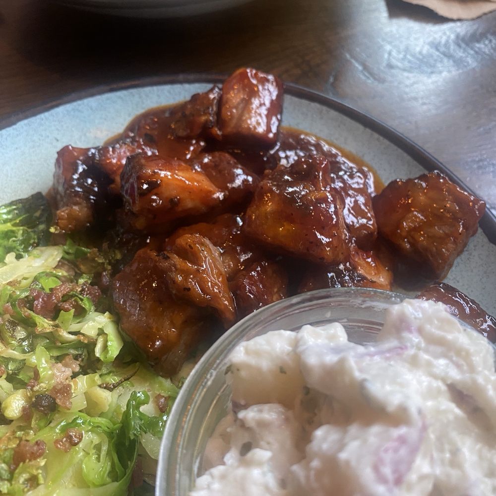 JP Edward's Grill and Bar - Burnt ends with the potato salad - American Near Me - Burnham, Pennsylvania