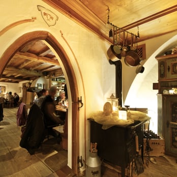 Weinhaus Moschner - Blick vom Stüberl in die Weinstube - Wine Bars Near Me - Rottach-Egern, BY