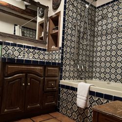 La Dona Luz Inn Bed & Breakfast - Bathroom