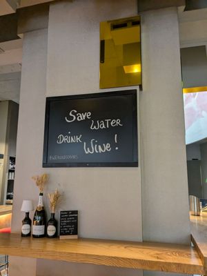 WEIN & CO Wien Stephansplatz – Weinbar & Flagshipstore by null
