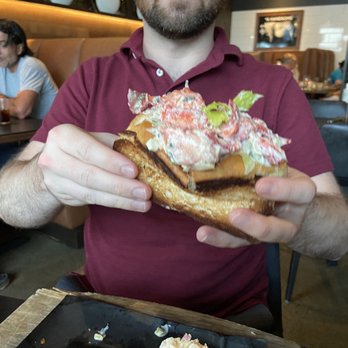6Smith - Chilled Lobster Roll Sandwich (rotten lobster that probably gave my friend food poisoning) - Seafood Near Me - Wayzata, Minnesota