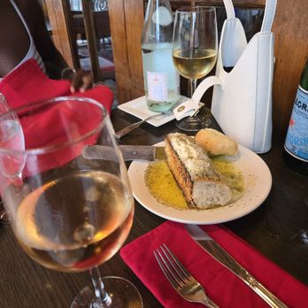 Luigis Tuscan Grill - Rose and complimentary bread, delicious! - Italian Near Me - Fort Lauderdale, Florida Luigis Tuscan Grill - Rose and complimentary bread, delicious! - Italian Near Me - Fort Lauderdale, Florida