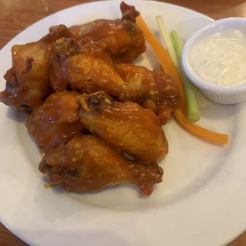 Lucky's 777 Bar & Grill - Buffalo chicken wings - Seafood Near Me - Holbrook, Massachusetts