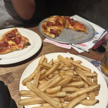 Yard House - Kids Pepperoni Pizza - New American Near Me - Orlando, Florida