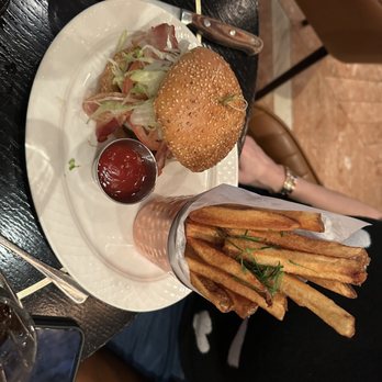 Harry's - Dry Aged Burger - Steakhouses Near Me - Manhattan, New York