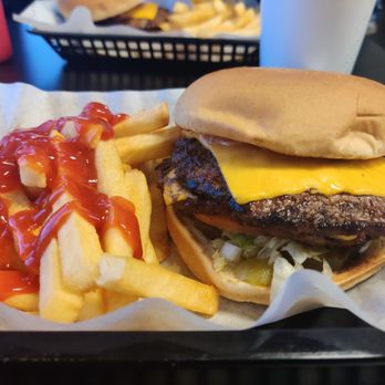 Lucky's Burgers & Shakes - American Near Me - Phoenix, Arizona