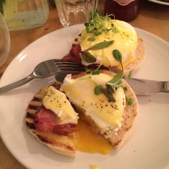 Lewis's - Eggs Benedict with bacon - Delicatessen Near Me - Birmingham, XWM