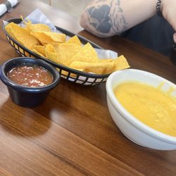 Tacos al 100 - Chips and queso