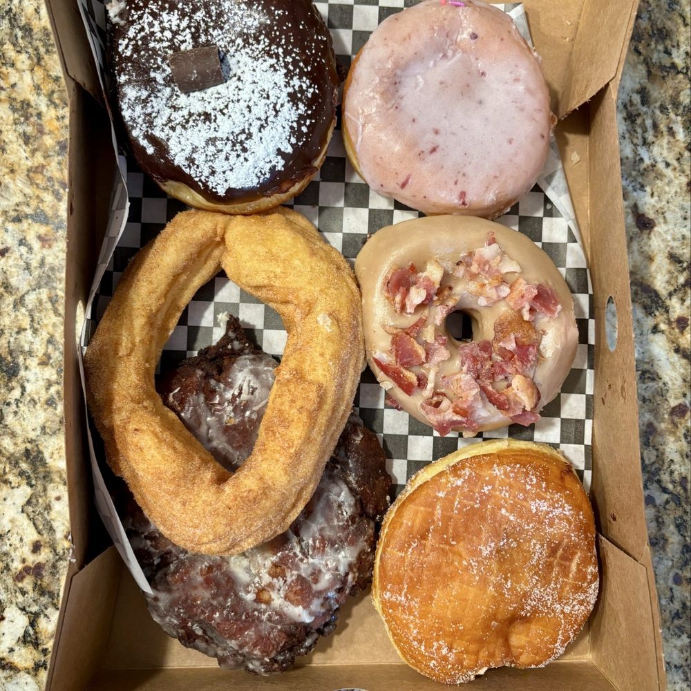 Bottom left clockwise: apple fritter, cruller, chocolate eclair thingy , berry, maple bacon and the one filled with a Nutella foam/creme. Bottom left clockwise: apple fritter, cruller, chocolate eclair thingy , berry, maple bacon and the one filled with a Nutella foam/creme.