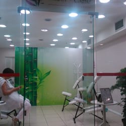 Hikari Cazue - Fachada do espaço, com as cadeiras de massagem express.