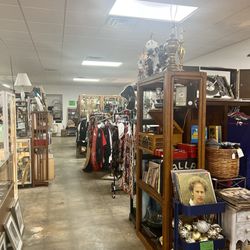 Lucky Charms Antique Mall - Big place lots to see