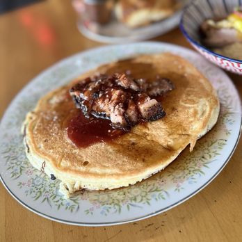 Smoke & Donuts - Pancakes with Brisket - Barbeque Near Me - Orlando, Florida Smoke & Donuts - Pancakes with Brisket - Barbeque Near Me - Orlando, Florida