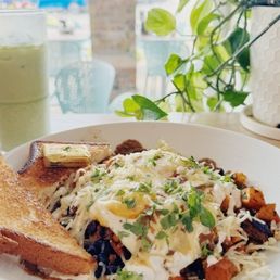 Matcha latté and Fiesta Hash with gluten free toast