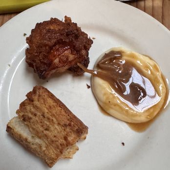 Sirene - Fried chicken, scallion cheddar biscuit, mashed potatoes, mushroom gravy - Seafood Near Me - Oakland, California Sirene - Fried chicken, scallion cheddar biscuit, mashed potatoes, mushroom gravy - Seafood Near Me - Oakland, California