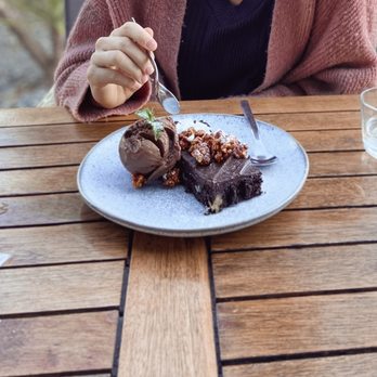Three Little Birds - Vegan Brownie - American Near Me - Sagres, 08