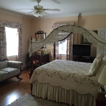 Virginia Cliffe Inn - Margaret Aurelia room - Bed & Breakfast Near Me - Glen Allen, Virginia