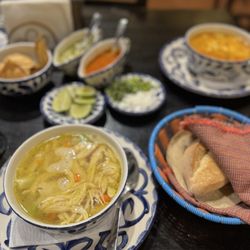 El Correo - Sopas y totopos salsas limonada mineral