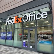 FedEx 店舗サイン 180s.jpg