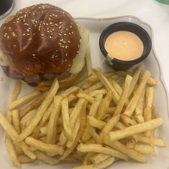 Café Nicola - Cheeseburger with fries - Portuguese Near Me - Lisbon, 11 Café Nicola - Cheeseburger with fries - Portuguese Near Me - Lisbon, 11