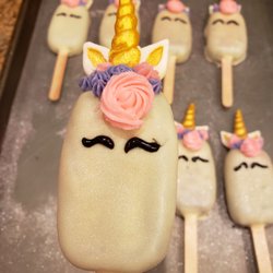 Cakelishious - Classy Unicorn Cakesicles