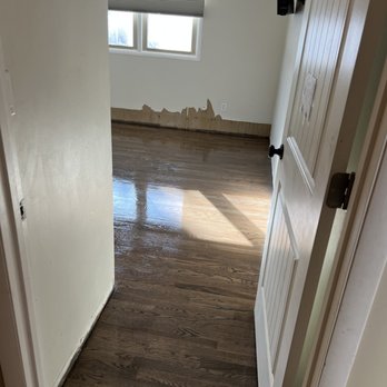 Juniors Hardwood Floors - a view of a hallway - Flooring Near Me Juniors Hardwood Floors - a view of a hallway - Flooring Near Me