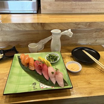 Hello Sushi Brea - Salmon ( sake sushi) Hamachi ( yellowtail) Tuna ( Maguro) , with fresh wasabi and spicy mayo sauce ! So fresh , nice presentation ! - Japanese Near Me - Placentia, California