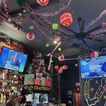 Flappy's Pizza - Flappy's Christmas decor - Pizza Near Me - Sonora, California