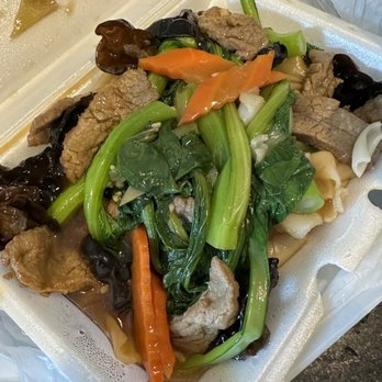 Gaga Seafood Restaurant - Beef chow foon with vegetables (wet/saucy) - Seafood Near Me - Boston, Massachusetts
