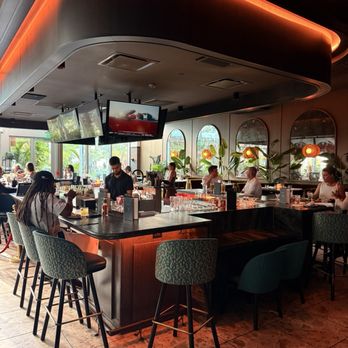 Earls Kitchen + Bar - Sleek stylish bar area - New American Near Me - Miami, Florida Earls Kitchen + Bar - Sleek stylish bar area - New American Near Me - Miami, Florida