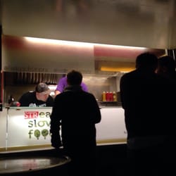 Streat Slow Food - Cieżko przy takim tłumie i po ciemku robić ładnie zdjęcia :)