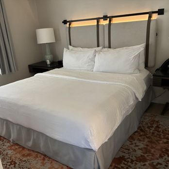The Cottages Hotel - King size bed with tv - Hotels Near Me - Menlo Park, California The Cottages Hotel - King size bed with tv - Hotels Near Me - Menlo Park, California