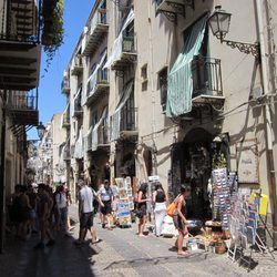 Via Vittorio Emanuele - lots of visitors