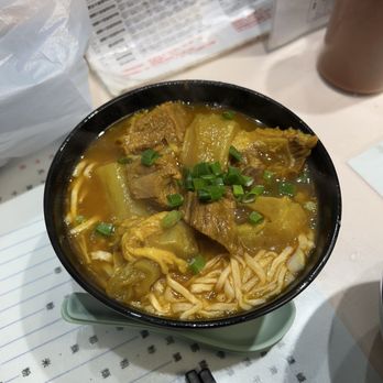 九記牛腩 - Curry tendons with e fu noodles in soup.  It says tendons but it comes with a slightly different cut of brisket than a regular order. - Cantonese Near Me - Hong Kong, HK