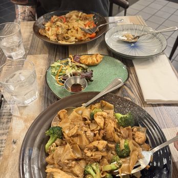 Rice Barn - Chicken pad see - Thai Near Me - Fresno, California Rice Barn - Chicken pad see - Thai Near Me - Fresno, California